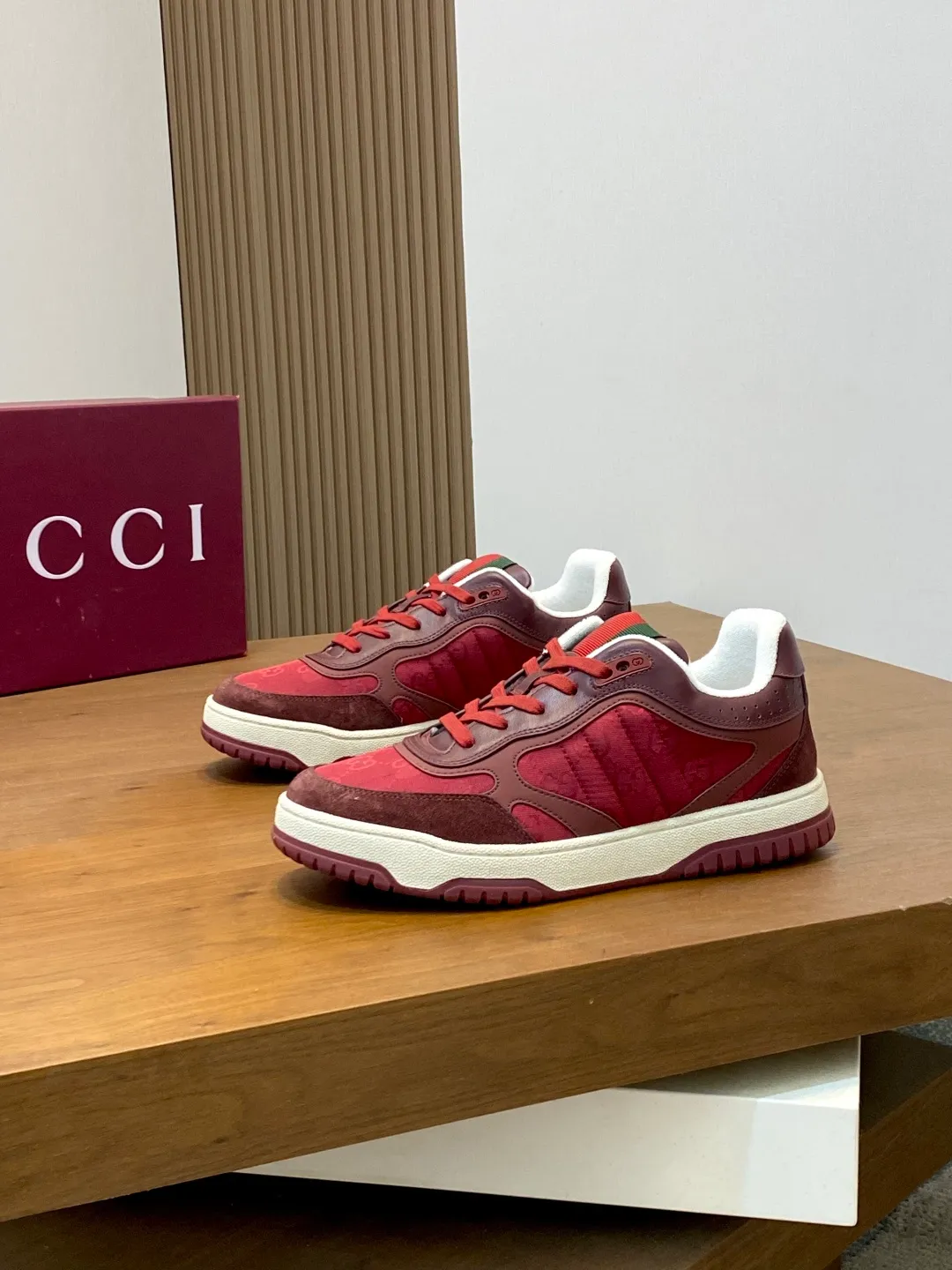 Men's Shoes 💰660 𝐆𝐮𝐜𝐜𝐢 𝐑𝐞-𝐖𝐞𝐛 As the first sneaker created by Sabato De Sarno for Gucci, the Re-Web series reinterprets the brand's classic stripes and sets off the modern silhouette design with bold and unique details. These shoes are crafted from white leather. This new sneaker is ingeniously decorated with many of the brand's classic details, and is equipped with a bright red and green webbing tongue, which will make people fall in love at first sight. White leather treated with a special process for softness and luster, with an embossed grainy texture. Script Gucci logo and interlocking G web label with Interlocking G and script Gucci logo. Rubber outsole with interlocking G detail eyelets. Web tongue. Size: 39-44 (customized for sizes 38 and 45)